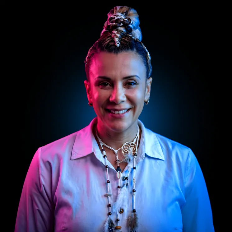 Andrea Amaris es una coreógrafa y bailarina que se destaca como directora de energía escénica, integrando dirección artística, producción y visión estratégica para crear experiencias escénicas sólidas. Su trayectoria le permite liderar proyectos de alto impacto, conectando con la audiencia a través del movimiento e incorporando bienestar, conciencia y gestión de equipos. En Gea, transforma el arte en experiencias alineadas, potentes y memorables.