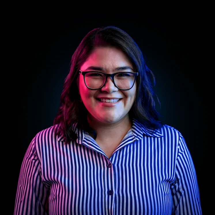 Ángela Flórez es la contadora en Gea, donde su rol trasciende la mera contabilidad para enfocarse en el equilibrio financiero integral. Su trabajo implica analizar datos, proyectar escenarios y organizar recursos, asegurando que cada proyecto sea viable tanto creativa como financieramente. Su enfoque conecta el análisis, la estrategia y la ejecución para facilitar la toma de decisiones informadas, transformando el caos operativo en dirección clara y precisa.