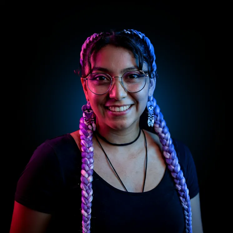 Angie Pabón es una arquitecta del movimiento que transforma materiales en posibilidades, resignificando la técnica para crear experiencias dinámicas a través de la edición, dirección y motion graphics. Su estilo fresco y preciso dota a intros, cortinillas y gráficos de ritmo, intención y emoción, conectando a nivel humano. En Gea, convierte ideas en contenido vivo.