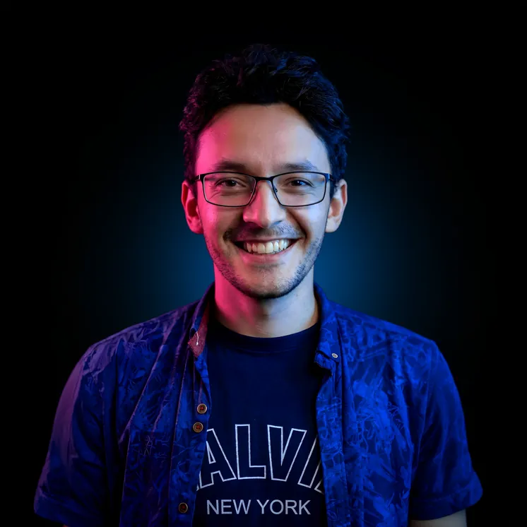 Francisco Zambrano es un versátil actor de voz, locutor y narrador con experiencia en cine, televisión y teatro. Su habilidad camaleónica le permite adaptarse a diversos tonos y personajes, llevando los guiones a un nivel superior a través de la interpretación. En Gea, Zambrano se destaca por dar alma a las palabras.