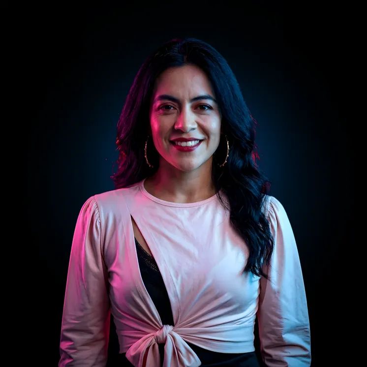 Gina Medina es una coreógrafa, bailarina y directora escénica de renombre internacional con experiencia en formatos masivos y escenarios de alto nivel. Su habilidad reside en combinar técnica, dirección y visión creativa para desarrollar coreografías impactantes en producciones escénicas y audiovisuales, abarcando desde tango hasta espectáculos multimedia. En Gea, lidera la construcción del movimiento, diseñando y dirigiendo shows que se convierten en experiencias memorables.
