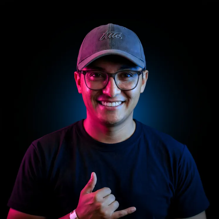 Harold Usaquén, El fotógrafo y videógrafo, conocido como el Domador de la Luz, se especializa en iluminación, creando atmósferas intencionales mediante el control de sombras y reflejos. Su dominio técnico, que abarca desde exposímetros hasta esquemas de iluminación, se complementa con un agudo criterio visual. Destaca por su versatilidad y proactividad, comprendiendo el ritmo de la producción y transformando la luz en narrativa, convirtiendo el escenario en una imagen expresiva.