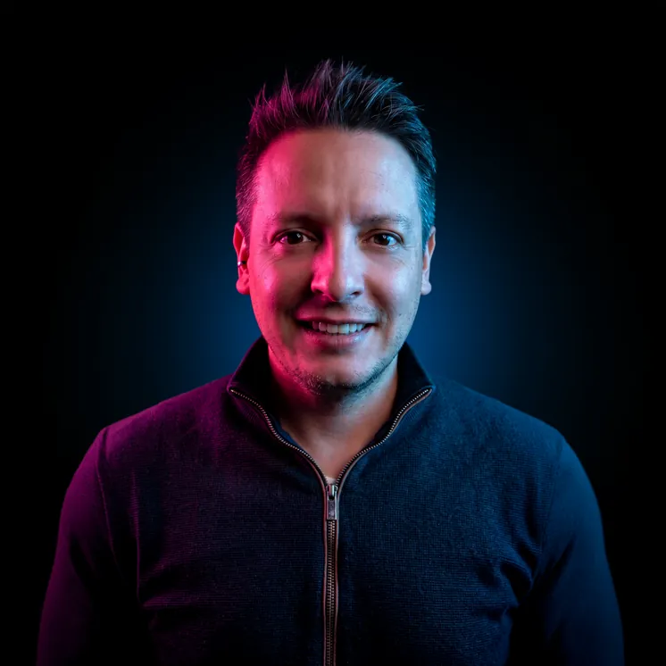José Jácome, un guionista con más de 15 años de experiencia, se dedica a construir historias impactantes que trascienden fronteras, como lo demuestran sus reconocimientos internacionales. Su enfoque editorial abarca tanto los detalles como la visión global, colaborando con marcas líderes y transformando mensajes en piezas memorables con ritmo e intención. En Gea, Jácome aplica su experiencia para crear narrativas efectivas y duraderas.