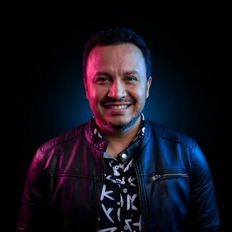 Leonardo Vera es un director, productor y cofundador de Gea Producciones con más de 20 años de experiencia, especializado en transformar ideas creativas en proyectos audiovisuales concretos. Su enfoque se centra en la coordinación, resolución de problemas y mantenimiento de la calidad a lo largo del proceso de producción. Influenciado por la música y el ritmo, aporta una visión estética que asegura la coherencia en cada proyecto, garantizando que las ideas se materialicen y se entreguen a tiempo.