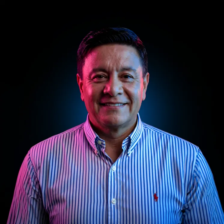 Ricardo Vásquez es un diseñador gráfico digital y productor multimedia con experiencia en animación 2D y 3D. Su enfoque se centra en integrar técnica y creatividad para desarrollar soluciones visuales claras y efectivas, adaptándose a las necesidades del cliente. En su trabajo, busca transformar lo complejo en algo visualmente evidente, con el objetivo de mejorar la comunicación.
