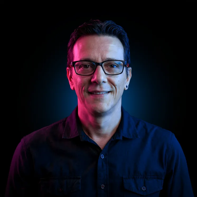 Ricardo Vázquez es un diseñador gráfico digital y productor multimedia, experto en animación 2D y 3D, combina técnica y creatividad para desarrollar soluciones visuales claras y efectivas. Su experiencia en diversos entornos le permite comprender las necesidades del cliente y transformar ideas complejas en comunicación visualmente evidente. Su objetivo principal es mejorar la comunicación a través de sus diseños.