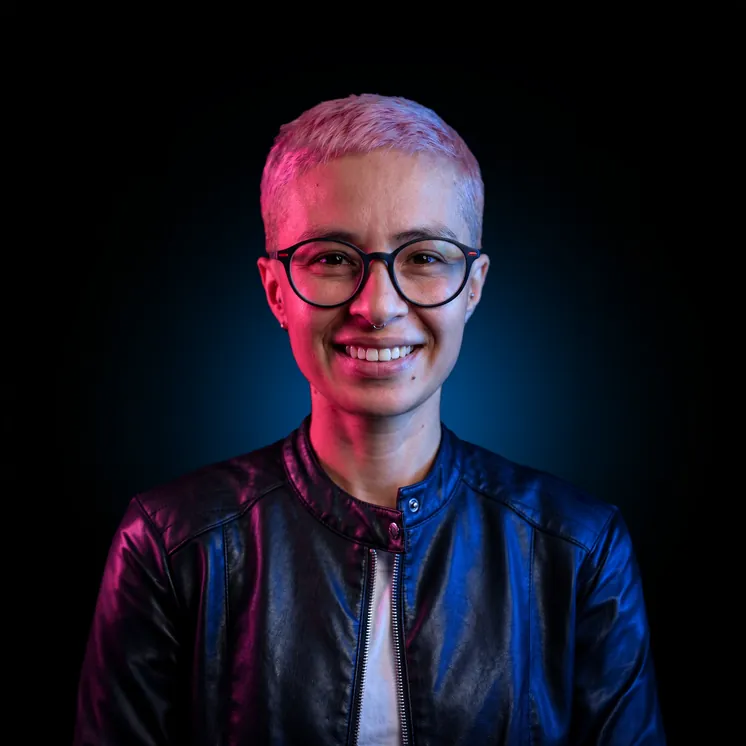 Wendy Prieto es una diseñadora gráfica especializada en identidad y comunicación visual que prioriza la claridad y el propósito en su trabajo. Su enfoque se basa en la comprensión profunda de las necesidades del cliente para crear diseños que no solo comuniquen, sino que también organicen y fortalezcan el mensaje. En un entorno sobresaturado, su trabajo se distingue por reducir la complejidad y alinear visualmente las ideas, transformando conceptos complejos en soluciones simples y efectivas.