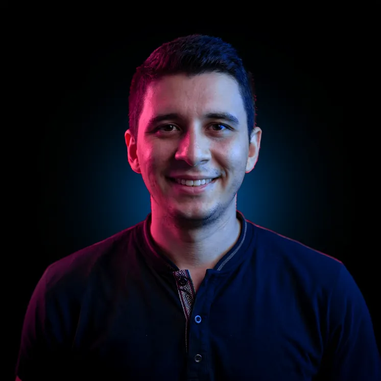 William Miranda, es un artista de voz con un tono cálido y elegante, formado en música y actuación, que equilibra ritmo, intención y emoción. Su habilidad le permite desenvolverse tanto en contextos íntimos como comerciales, colaborando con marcas reconocidas como Coca-Cola y Cinépolis. En Gea, su voz transforma el mensaje en una experiencia auditiva atractiva.