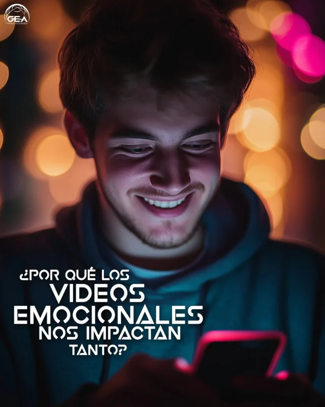 Joven feliz observando pantalla de spmarphone